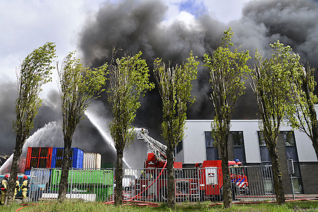 2017/83/20170422-13u34 GB 018 Zeer grote brand Westhavenweg ASD.jpg